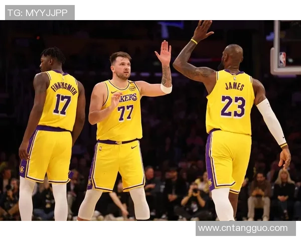 湖人对阵鹈鹕球员数据分析及比赛表现全面解读