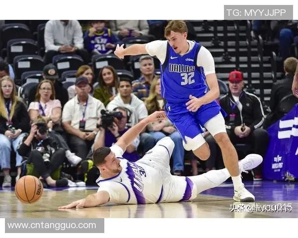 达拉斯独行侠与爵士激战正酣球迷期待精彩对决与绝妙表现